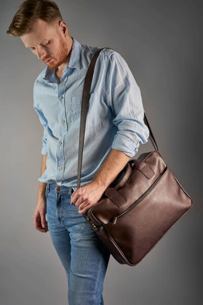 9924-DARKBROWN_08 Torba na laptop ze skóry ekologicznej Brodrene B12 – brązowy