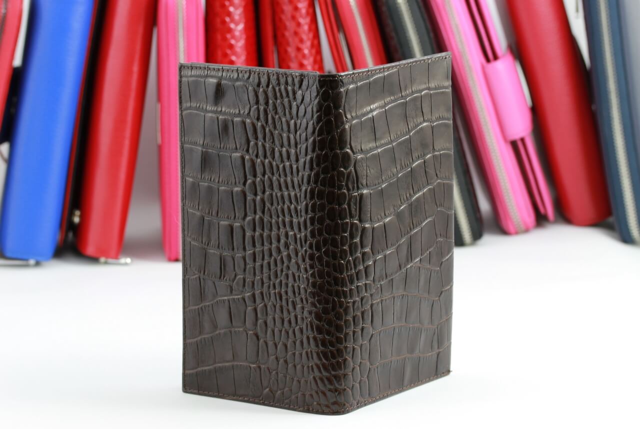 5 portfeli damskich i męskich z dużą ilością kieszonek na karty