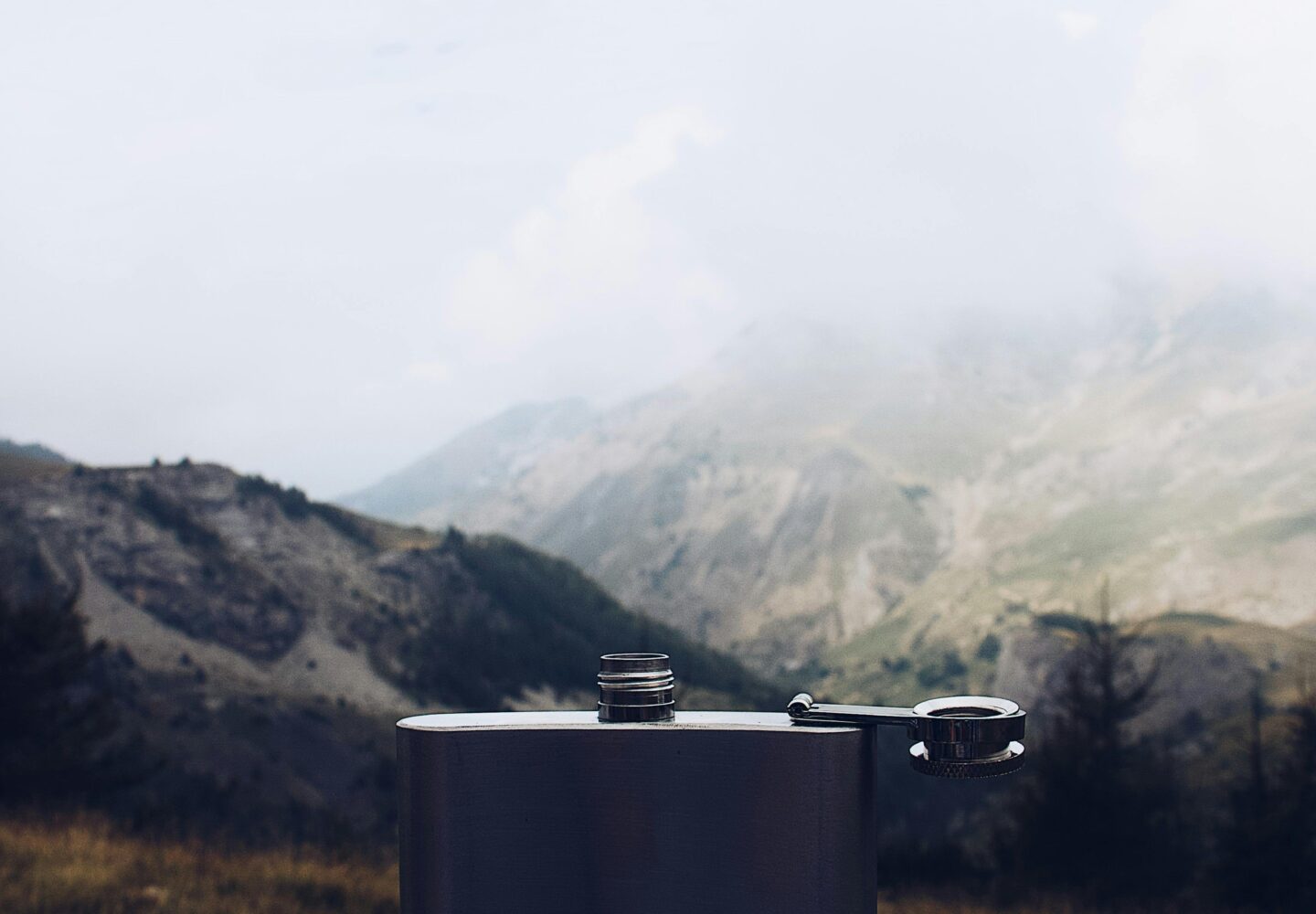 Piersiówka ‒ elegancki prezent na wiele okazji