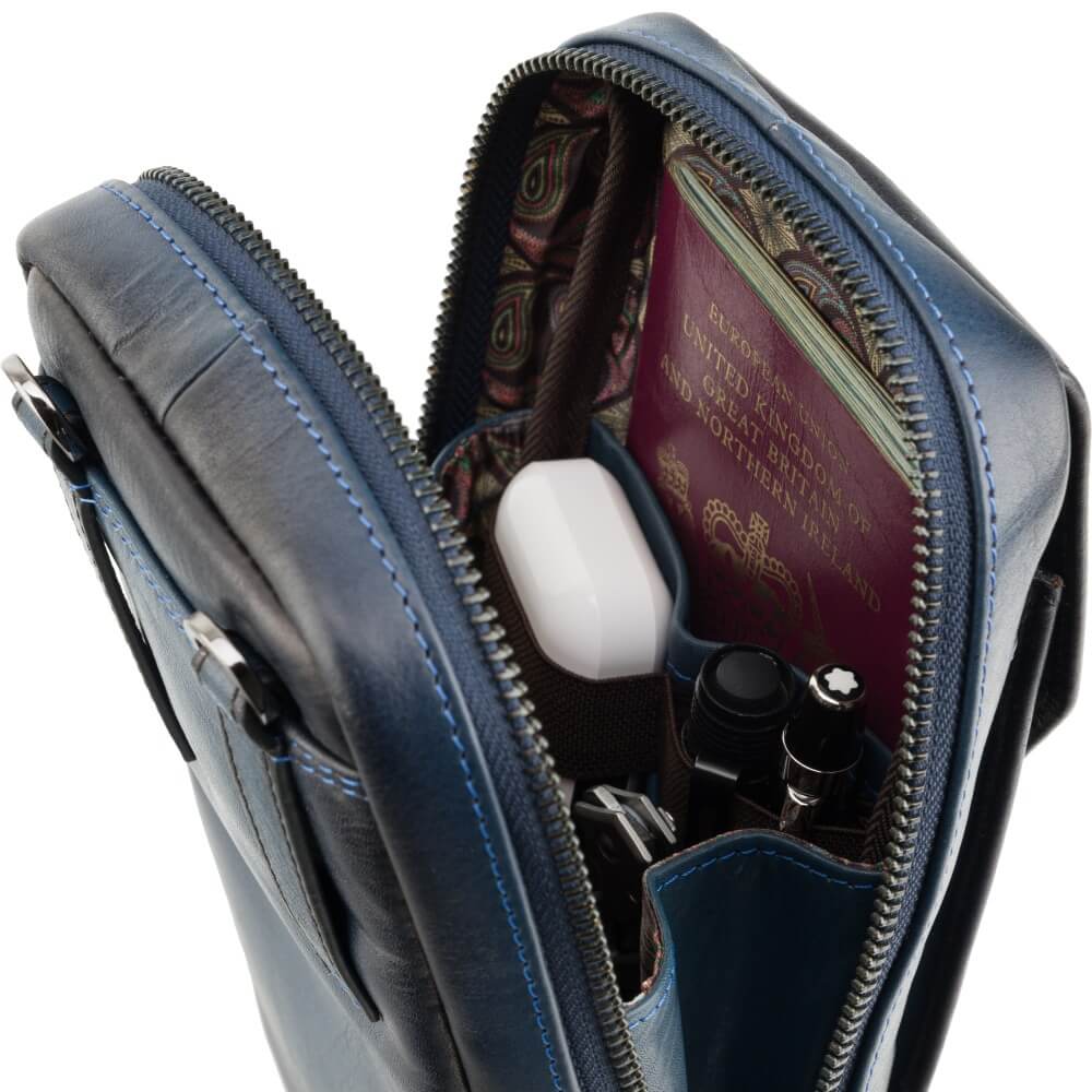 AT45_Alex_Burnish_Blue_6 Skórzana saszetka podróżna Visconti Atelier granatowa