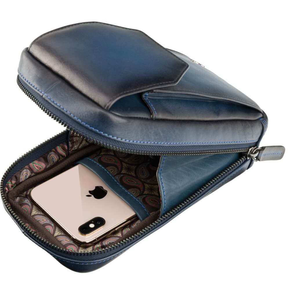 AT45_Alex_Burnish_Blue_8 Skórzana saszetka podróżna Visconti Atelier granatowa